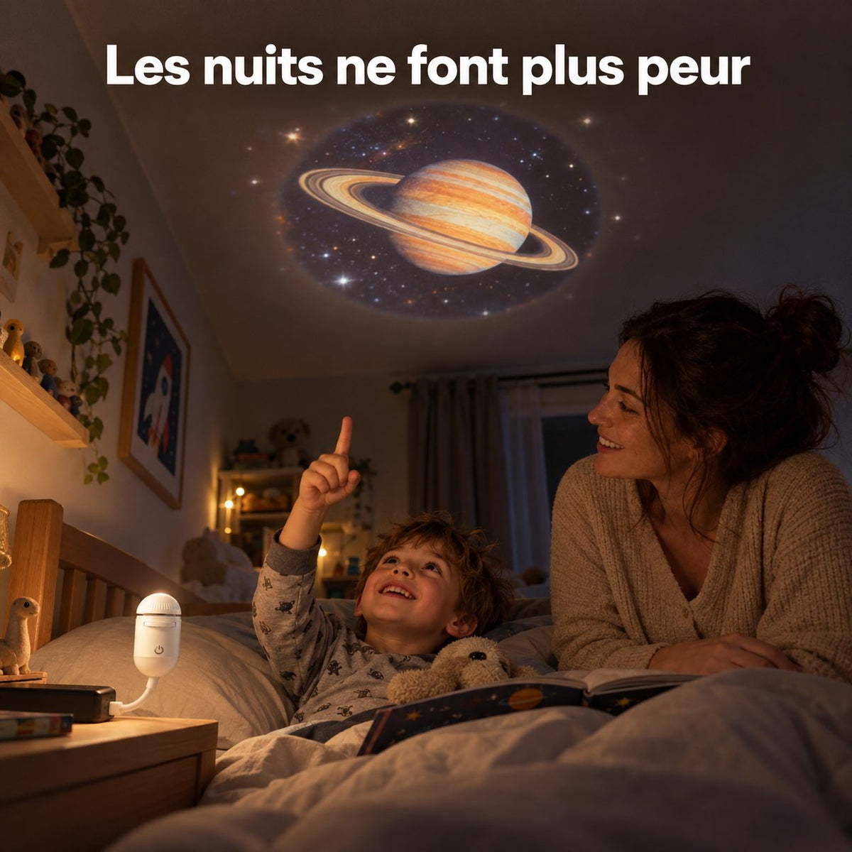 Maman et enfant regardant Saturne projetée au plafond par Rêvéo