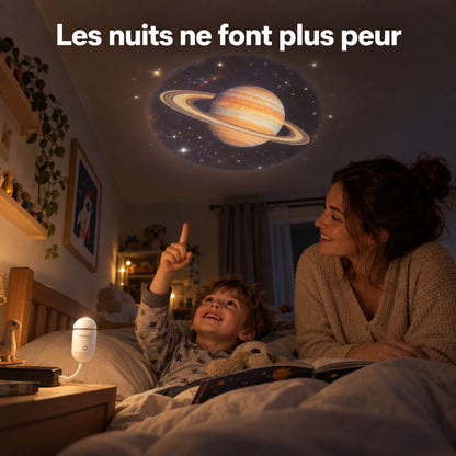 Maman et enfant regardant Saturne projetée au plafond par Rêvéo