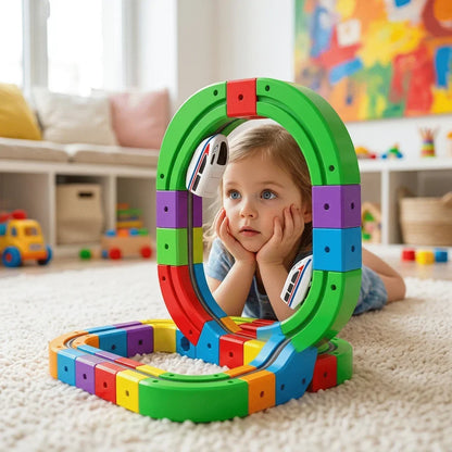 Petite fille émerveillée devant son circuit de train électrique LocoJoie