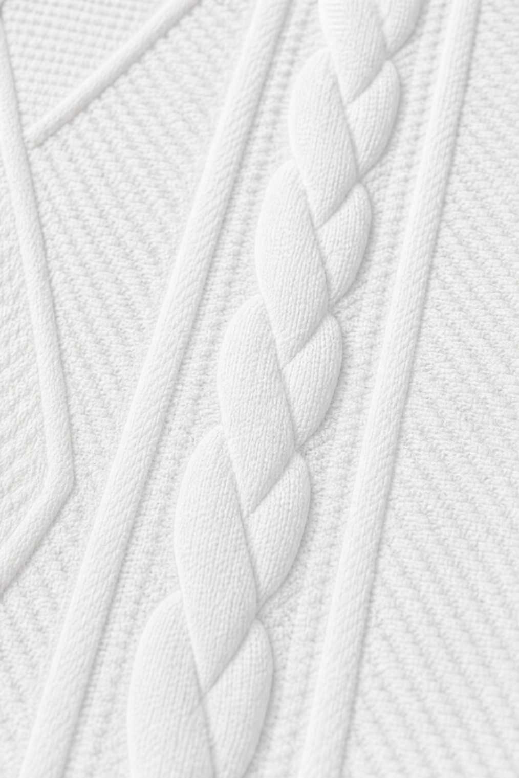 Gros plan sur la maille texturée torsadée du blazer Blazéa